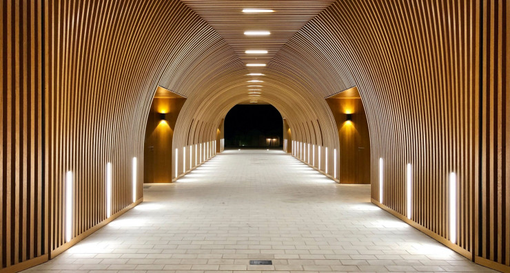 On pénètre dans la fondation Martell par cette massive structure en bois imitant la forme d’une bouteille.