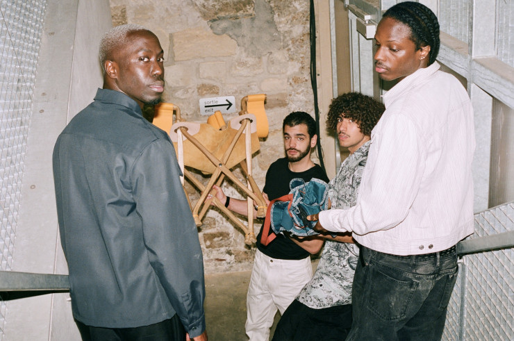 Le collectif Hall Haus avec le fauteuil Curry Mango.