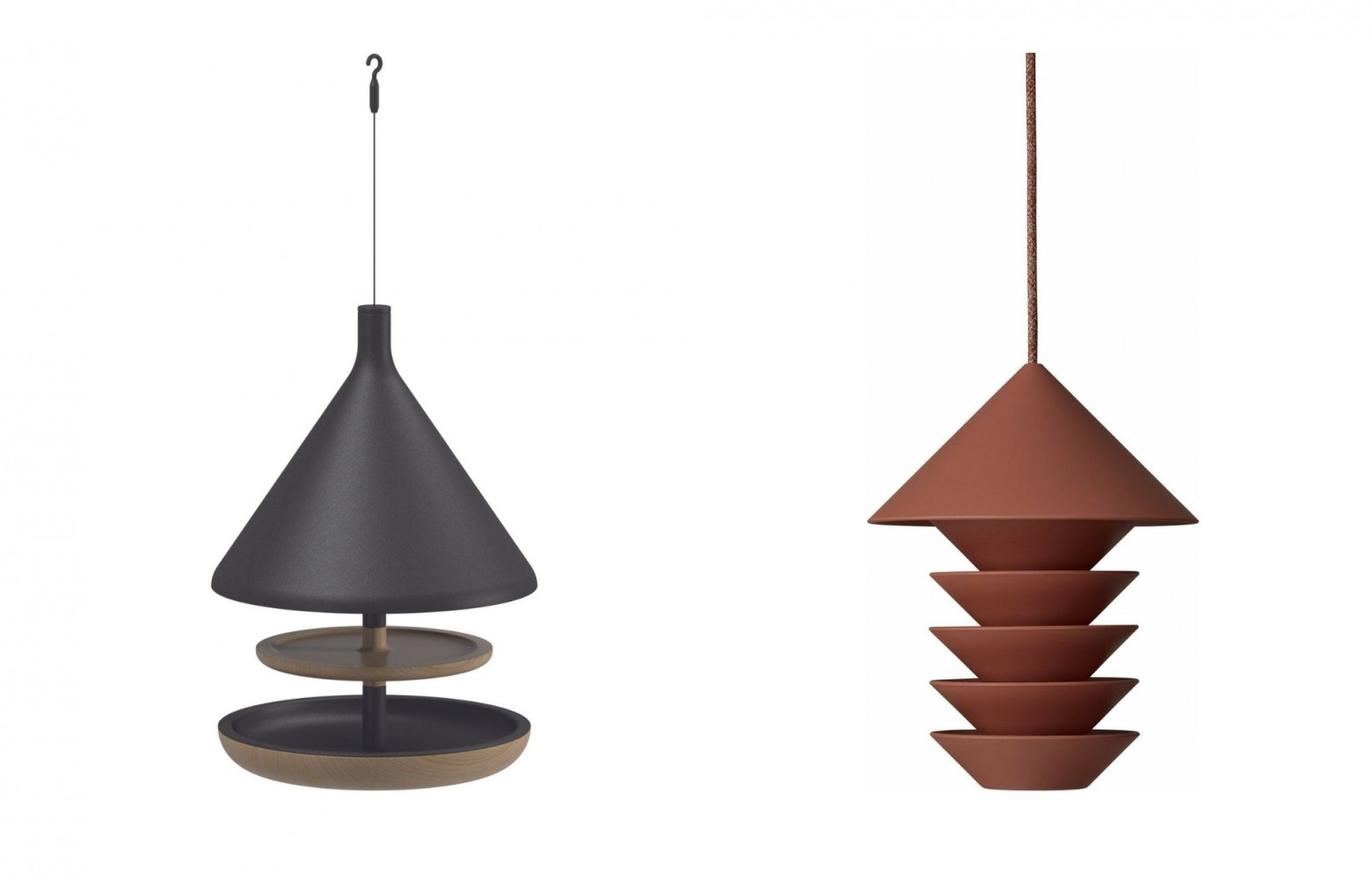 A gauche : Mangeoire suspendue en aluminium et en bois, 465 €. Gloster. A droite : Mangeoire Bird...