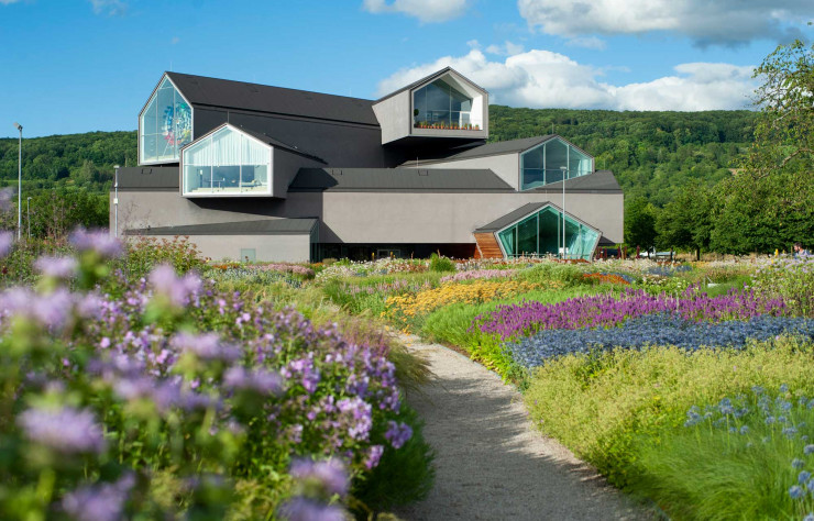 La VitraHaus de Herzog & De Meuron propose une plongée dans l’univers de Vitra.