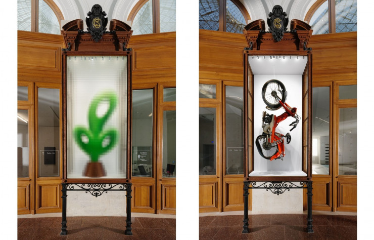 Les 24 vitrines créées pour l’Exposition universelle de 1889 servent d’écrin aux sculptures de Bertrand Lavier, des objets du quotidien détournés.