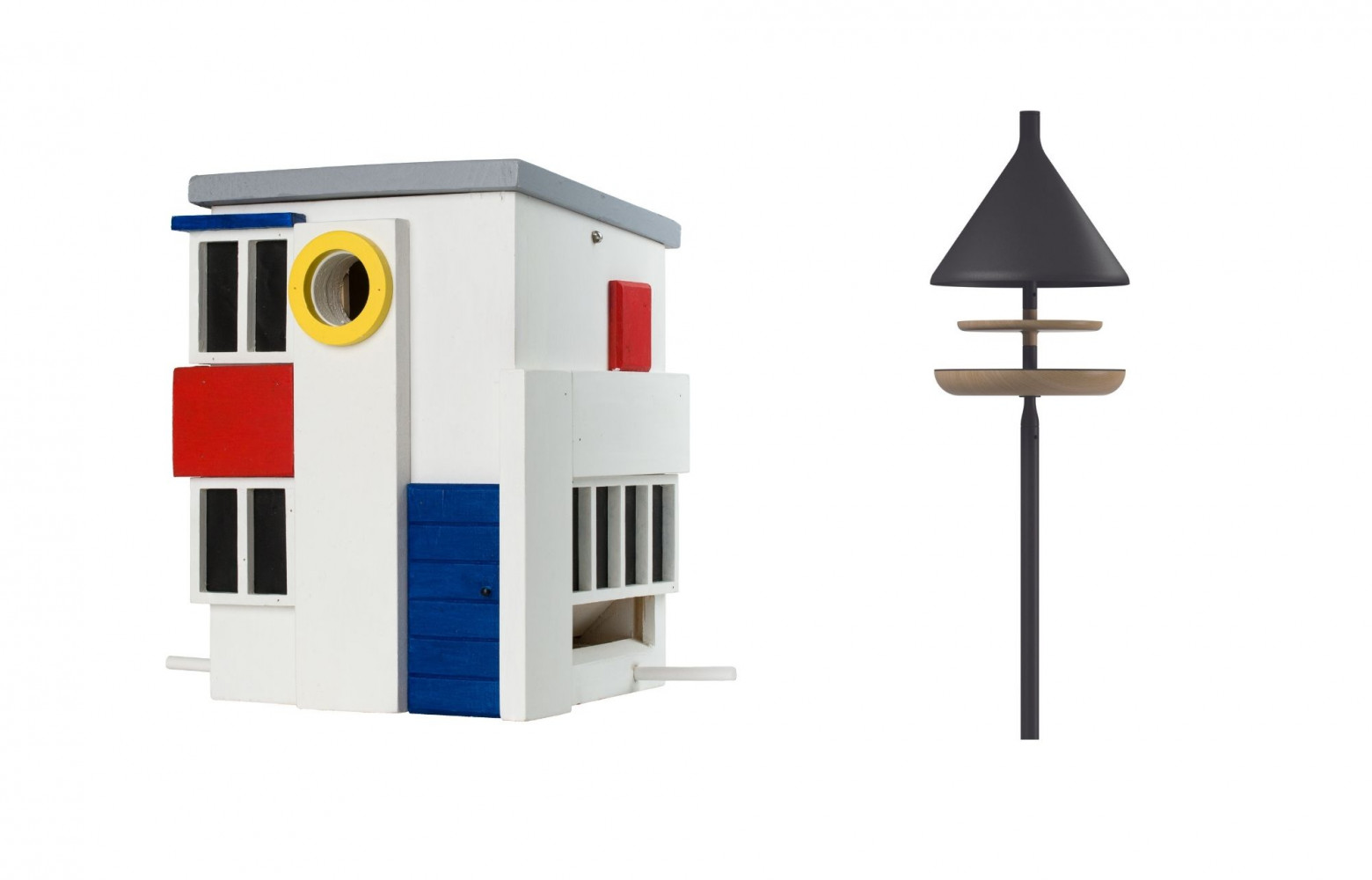 A gauche : Mangeoire Multiholk De Stijl en mélèze massif, 59,50 €. Wildlife Garden. A droite : Mangeoire...