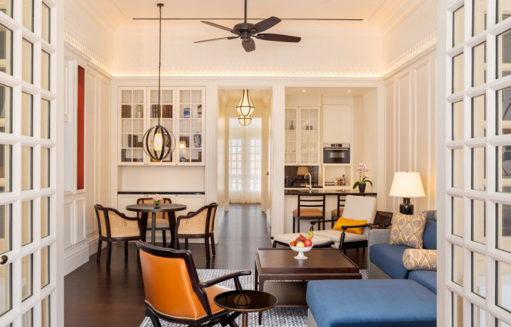 Situées dans l’aile Bras Basah, les suites State disposent de deux entrées distinctes : l’une menant au salon, l’autre à une chambre spacieuse.