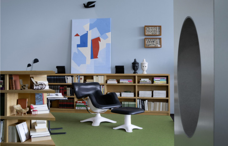 Le bureau du Loft et son fauteuil Karuselli du Finlandais Yrjö Kukkapuro.