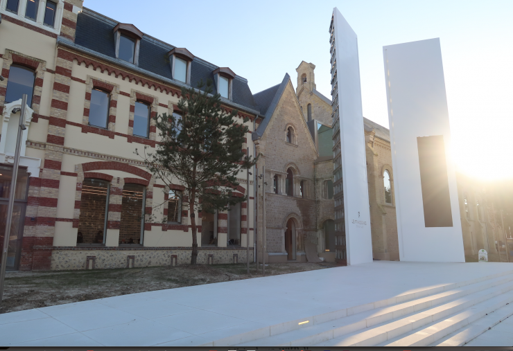 L’ancien édifice religieux a été transformé en centre multiculturel (auditorium, fablab, médiathèque, musée…).