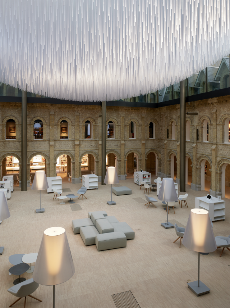 Le lustre monumental composé de 14 285 tubes de polycarbonate verticaux.