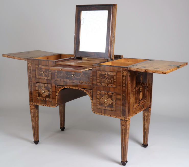 Coiffeuse avec tablette d’écriture datant de1775.