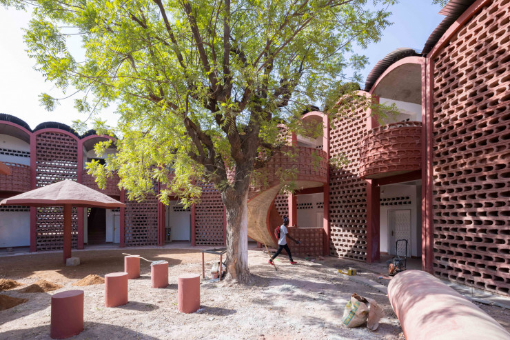 L’hôpital de Tambacounda tout en brique rouge.