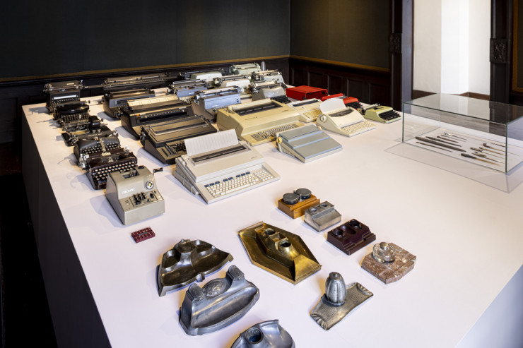 Parmi les accessoires de bureau, la machine à écrire, avant qu’elle ne laisse la place à l’ordinateur. Le poids de certaines d’entre elles avait par exemple conduit, dans les années 60, le fabricant Olivetti à développer l’équipement modulaire Arco, du studio BBPR, testé pour en supporter la charge. L’une des multiples évolutions du bureau, à découvrir dans cette exposition belge.