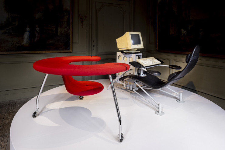 Exposé au musée du design de gand à droite le bureau Easy Rider de Danny Venlet (2002) et à gauche le Netsurfer futuriste, du collectif suédois Snowcrash (2002°