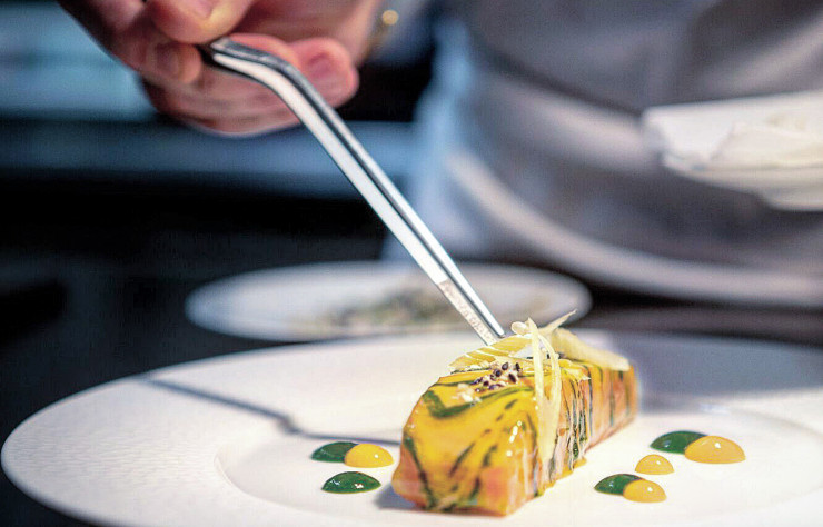 Saumon confit au miso, juste snacké, condiment gingembre, citronnelle et mangue épicée.