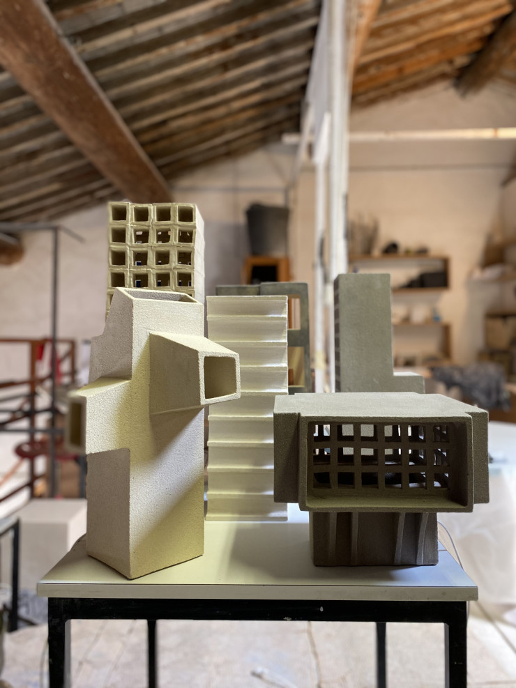 La version immeubles des maisons de poupées ? Non, des lampes en terre « édifiées » à la plaque, puis électrifiées par Frédéric Bourdiec. Le charme des constructions brutalistes dans leur plus pure expression.