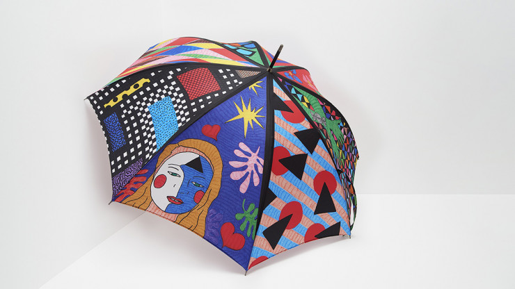 Dimensions 88 cm L. x 102 cm de diamètre.  Matériaux : Toile polyester imprimée, poignée acétate, aiguilettes et embout métal, ouverture automatique.