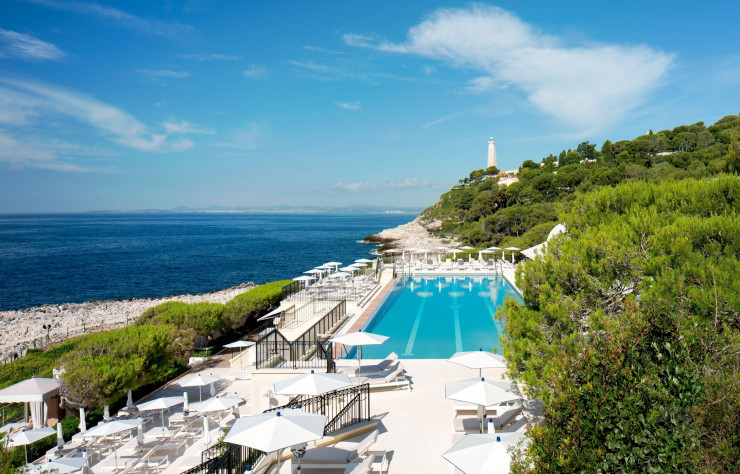 La piscine olympique du Club Dauphin, construite en 1939, est emblématique du palace et réputée dans le monde entier pour sa beauté. Remplie d’eau de mer, et chauffée, elle domine les rochers qui bordent le littoral.