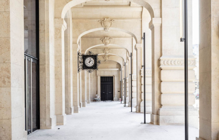 Le batiment entièrement rénové vu depuis l’angle des rues Etienne-Marcel et du Louvre. Requalifiée, l’ancienne Poste du Louvre s’ouvre aussi à son environnement.