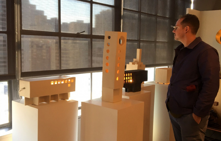 L’architecte – céramiste Frédéric Bourdiec et ses luminaires en céramique.
