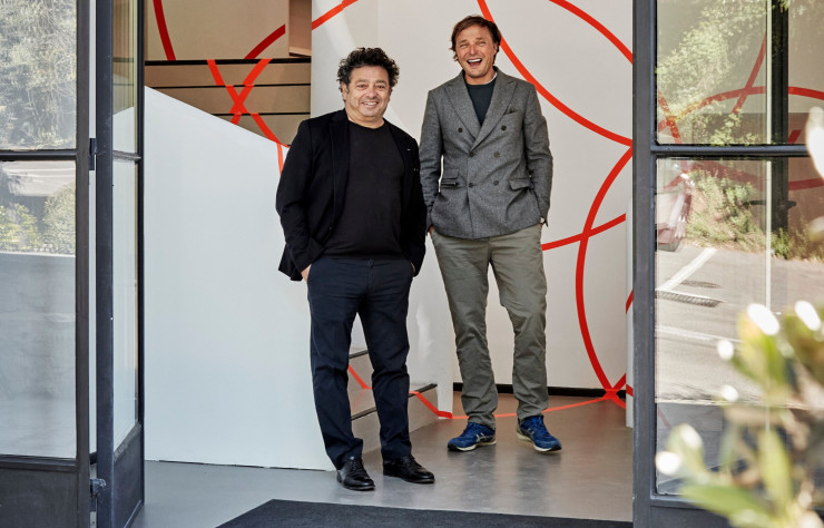 L’architecte Charles Zana (à gauche), qui a rénové les espaces de ce superbe bâtiment des années 50, et Hubert Bonnet, le collectionneur d’art et de design à la tête de l’institution, dans les murs de la Fondation CAB Saint-Paul-de-Vence, inaugurée le 24 juin.