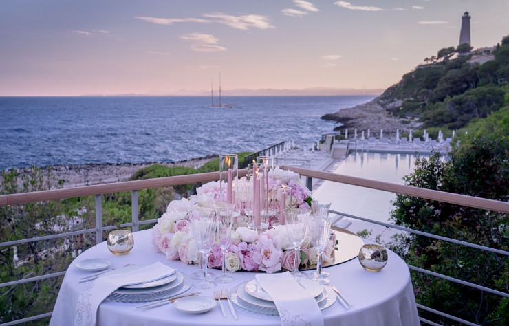 Le Cap, le restaurant du chef étoilé Yoric Tièche, propose une cuisine provençale revisitée à l’ombre des résineux. ( Grand-Hôtel du Cap-Ferrat )