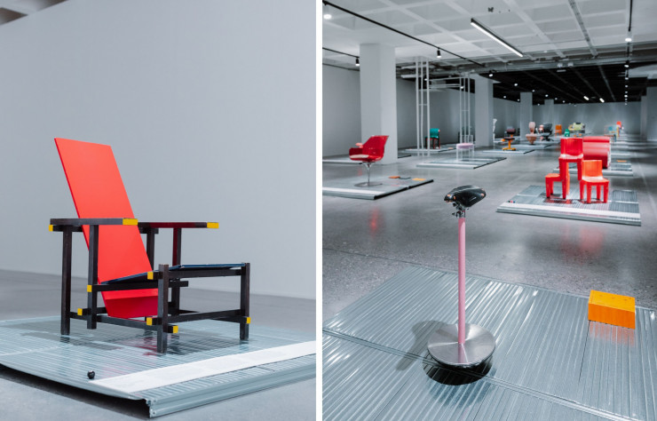À gauche : Fauteuil Rouge Bleu de Gerrit Thomas Rietveld (1918-1921). A droite : Tabouret Stella d’Achille & Pier Giacomo Castiglioni (1957).