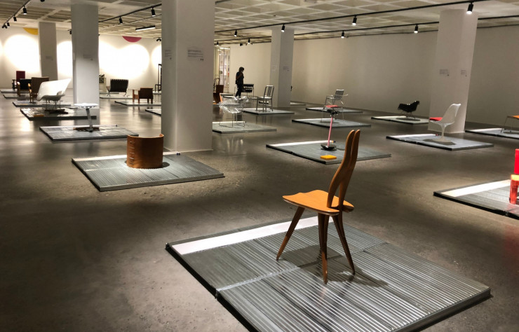 Au premier plan, chaise Fenis de Carlo Mollino (1962).