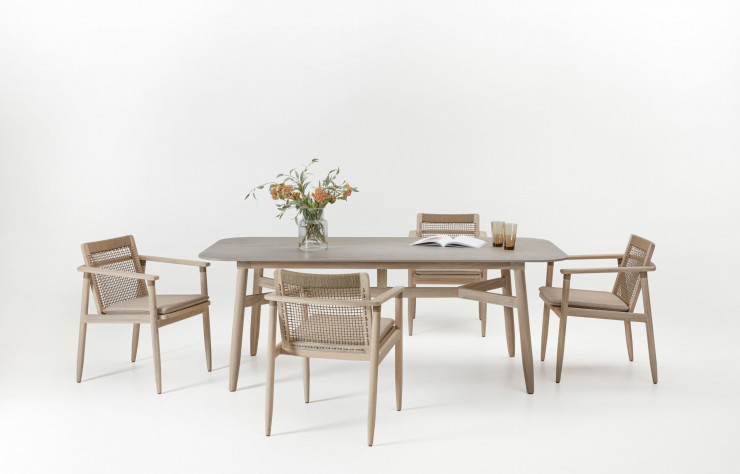 La chaise de salle à manger David a un dossier tissé et une structure en teck élégant. La silhouette raffinée se marie parfaitement avec la table à manger David.