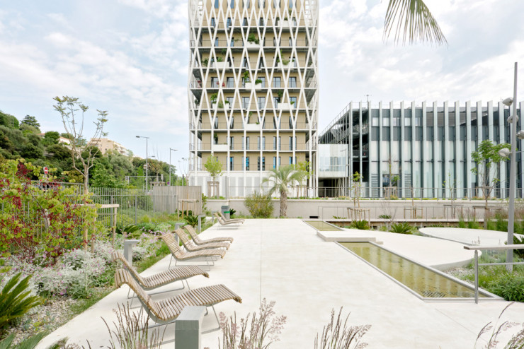 Au cœur de Nice Méridia, technopole urbaine de l’Écovallée – opération d’intérêt national lancée en 2008 par Christian Estrosi et qui doit redessiner l’ouest de la ville –, le complexe résidentiel Pléiade et Odyssée, signé Jean Nouvel, plante les jalons de ce nouveau quartier de la plaine du Var.