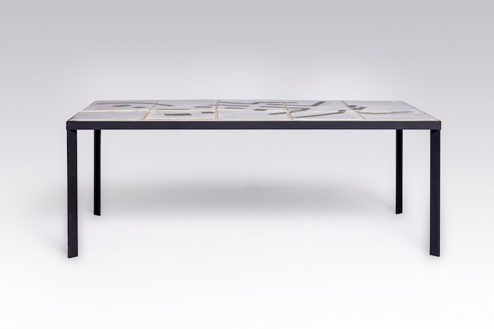 La table de cocktail Saint Thys 13010 Marseille présente des carreaux faits à la main et décorés et une base en métal noir mat.