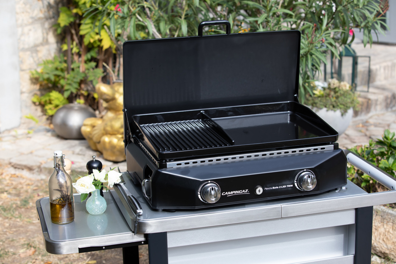Ce barbecue à gaz Premium 3S propose une surface de cuisson mixte en fonte avec gril et...