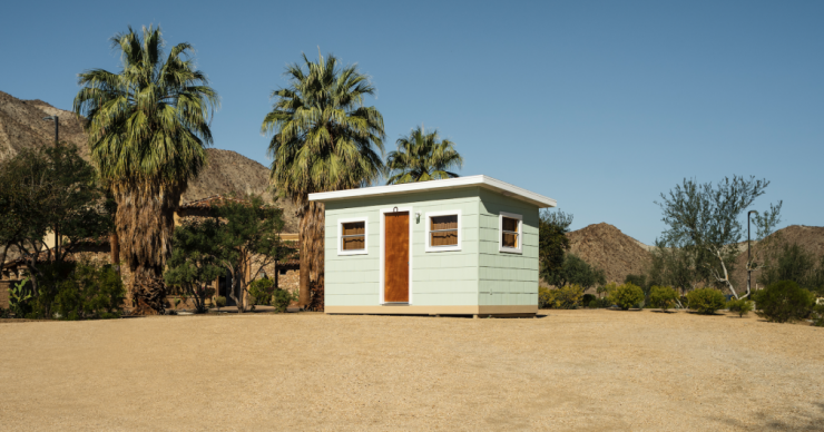 Avec pour référence son livre, intitulé Jackrabbit Homestead: Tracing the Small Tract Act in the Southern Californian Landscape 1938-2008, qui s’intéresse aux chroniques d’une pionnière installée là dans les années 50, Kim Stringfellow, présente une cabane de 37 m2 : une réflexion sur les classes sociales, le capitalisme, les terres publiques et les biens communs.