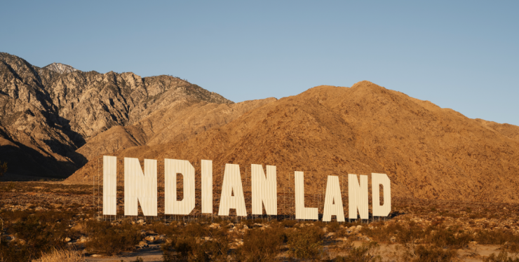 L’installation de Nicholas Galanin, référence au panneau « Hollywood », en Californie, parle de terres colonisées, de propriété et de gestion des terres des communautés amérindiennes.