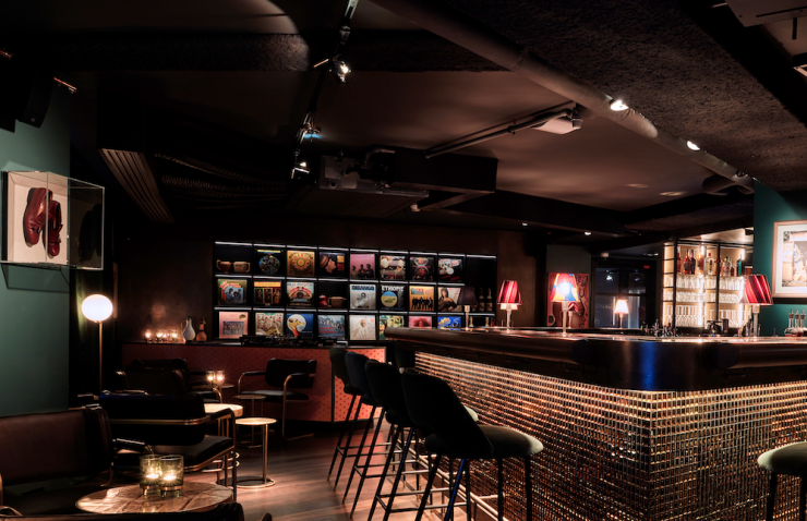 Le Sape Bar hérite de ce nom en référence à ces sapeurs congolais, des objets tel que des chaussures ou autres habits sont placardés sur les murs.