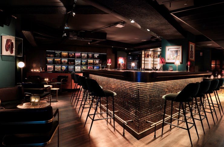 L’excentricité est le maître de mot de la sape, manière d’expression, le bar reprend ces codes stylistiques pour l’inclure dans son aménagement. Un hommage à ces dandys des temps modernes.