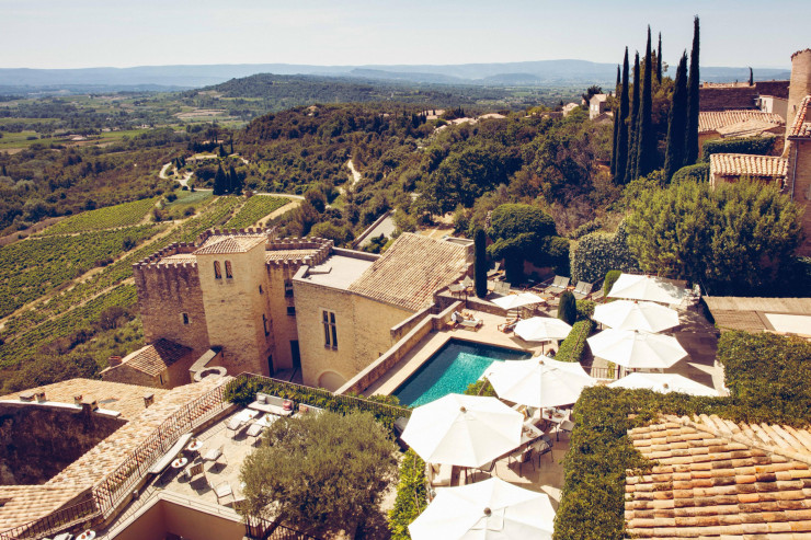 Au cœur du Vaucluse, Crillon Le Brave se tient à l’écart de l’agitation fiévreuse qui envahit la région chaque saison. Une splendide cachette 5 étoiles réservée à ceux qui cherchent à se déconnecter de la frénésie urbaine.
