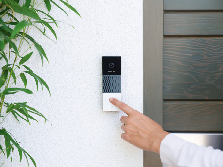 La Sonnette vidéo intelligente permet à l’utilisateur de partager l’accès à sa maison simplement et en toute sécurité, avec la Clé intelligente ou l’application Netatmo Security (Netatmo).