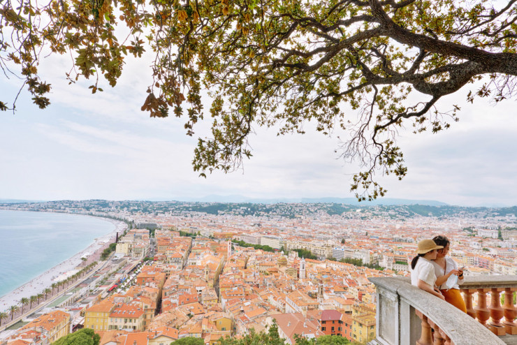 Depuis la colline du château, vue plongeante sur le cours Saleya, les Terrasses vieilles (1731) et les Terrasses neuves (1839) de la cité du Parc, rebaptisée récemment cours Jacques-Chirac.