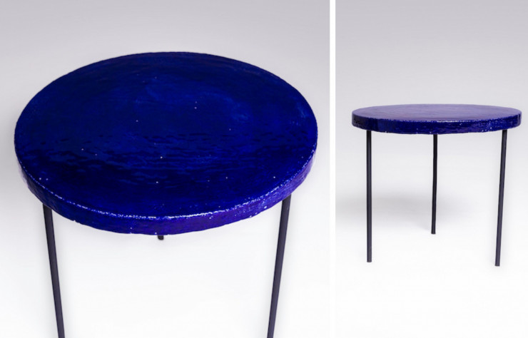 Table d’Appoint Marseille par Frédéric Bourdiec. Elle est composé un plateau en grès émaillé et jeté à la main avec une base en métal noir mat. Une variété de couleurs de glaçure sont disponibles.