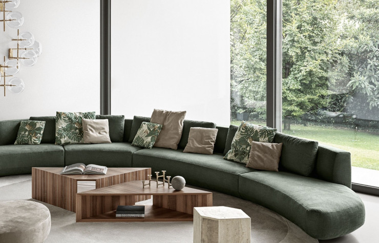 Audrey Motion, de Massimo Castagna, est un canapé modulaire qui voit la vie en grand… Trois appliques Bolle Aria de Massimo Castagna. Tables basses Prism Low en travertin, du duo de designers David/Nicolas.