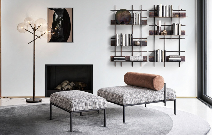 Banc et pouf Oly, lampadaire Bolle Terra et bibliothèque Navigli, quatre créations de Massimo Castagna.