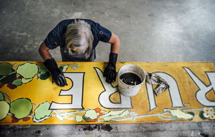 Atelier Socra s’applique sur la restauration de la lave des enseignes à l’occasion de la réouverture de la Samaritaine.