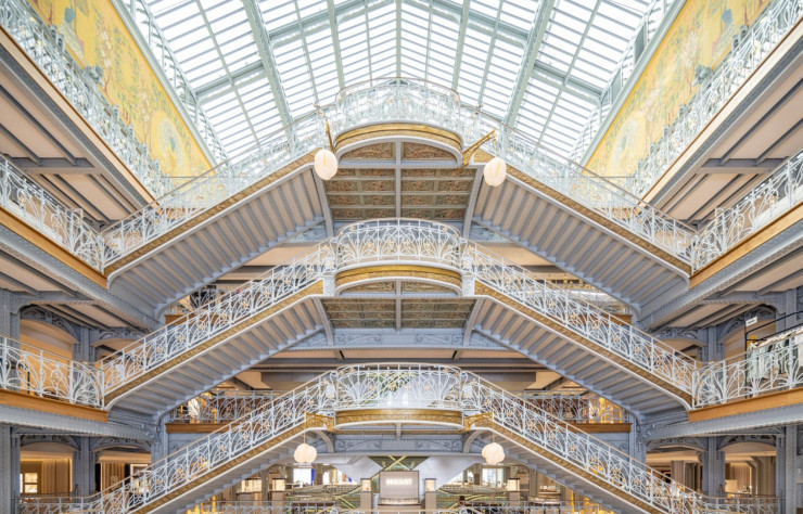 La partie centrale de la Samaritaine, tout en transparence, structures métalliques Eiffel et ferronneries cintrées, a été construite à l’époque par Frantz Jourdain dans un style Art nouveau.