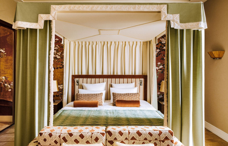 Chambre du Saint James Paris. Laura Gonzalez a mis tout son talent à romancer l’ensemble en faisant appel à la crème des artisans d’art français.