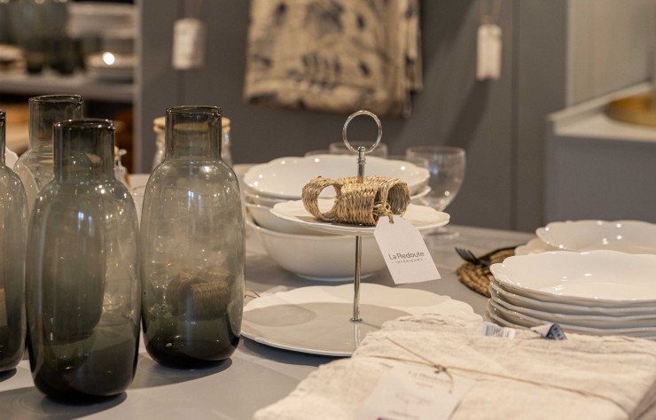 L’art de la table est aussi célébré à travers une collection riche et variée.
