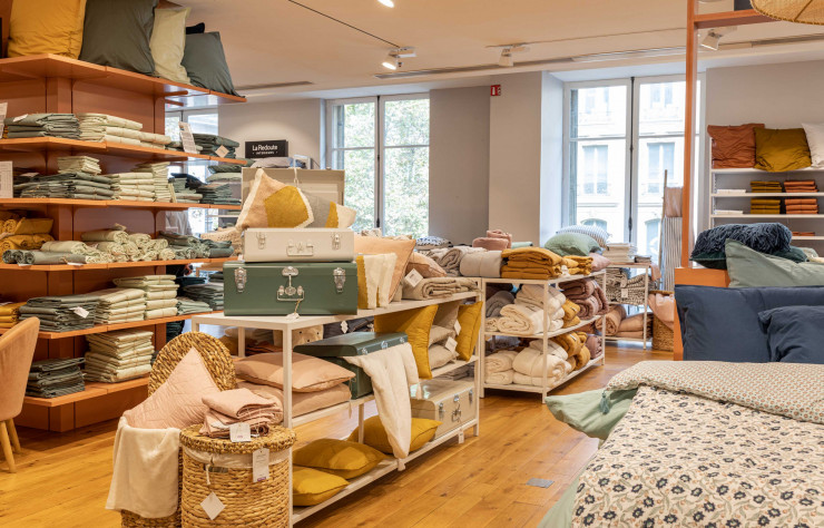 La collection linge de lit illumine nos intérieurs en proposant des textiles nobles et souples qui allient fraicheur et confort.