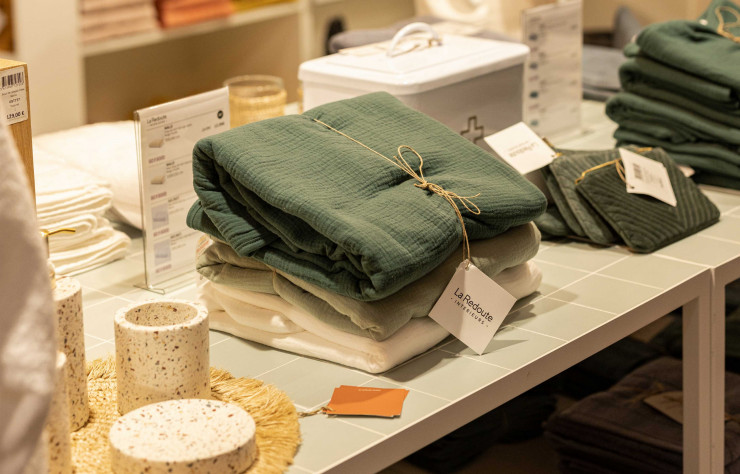 La Redoute Intérieurs et AMPM, en associant des couleurs et des matériaux singuliers, proposent une expérience d’achat inédite.