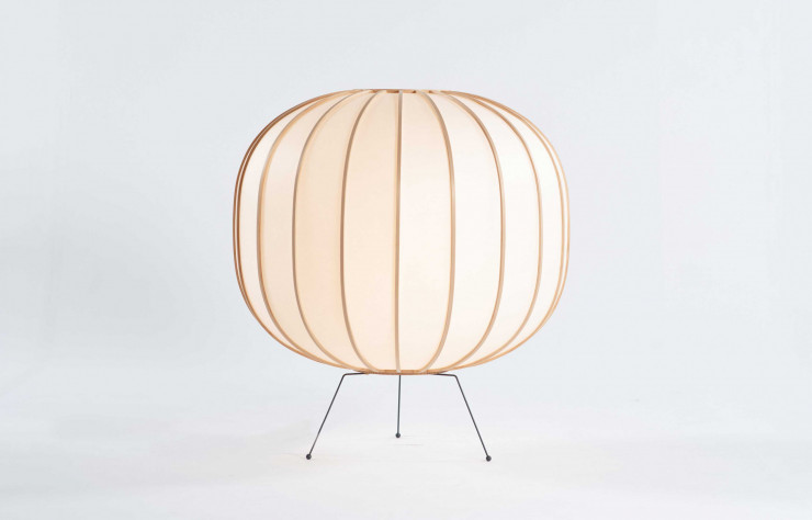 La lampe Bombori, qui offre au regard une parcelle du lointain Japon.