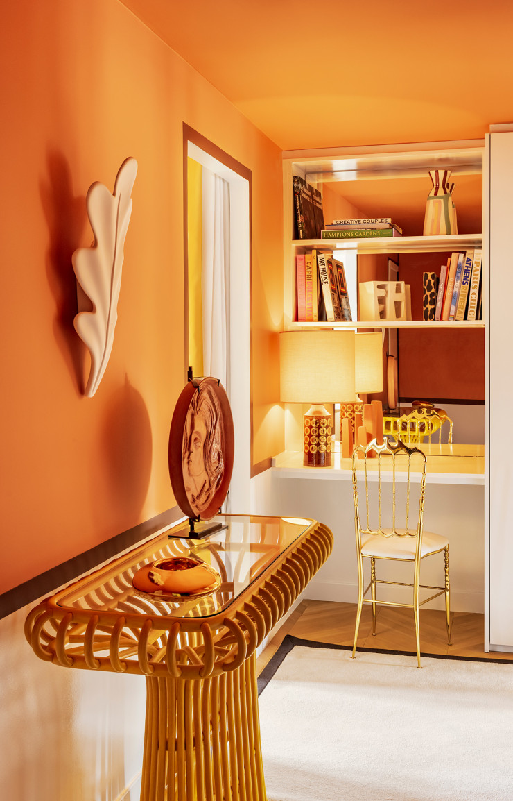 Dès le corridor, le client plonge dans un univers immersif. Il est conçu comme un tableau mettant en scène un secrétaire présentant une collection d’art, d’objets et de livres, sources d’inspiration d’Iris et Thomas.
