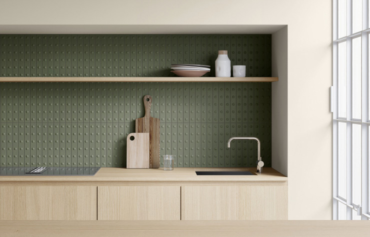 Cuisine design avec son mur en céramique vert Punto.