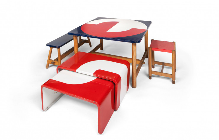 Jacques Tissinier, tables, tabourets et banc (1973), fabrication émaillerie Neuhaus, acier, hêtre émaillé