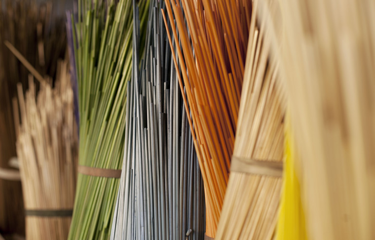 La paille utilisée par Lison de Caunes est teintée par le seul artisan français à faire (sur)vivre la technique.