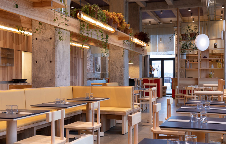Popl, la nouvelle adresse du chef du Nom, René Redzepi, qui donne ses lettres de noblesse… au burger, en lui offrant un cadre conçu par l’agence Spacon & X avec du mobilier du studio e15.